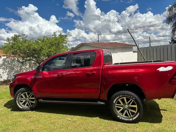 TOYOTA HILUX 2.8 SR 4X4 CD 16V DIESEL 4P AUTOMÁTICO TOYOTA HILUX 2.8 SR 4X4 CD 16V DIESEL 4P AUTOMÁTICO